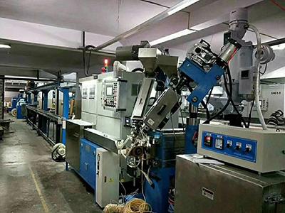 Skin foam skin layer co-extrusion